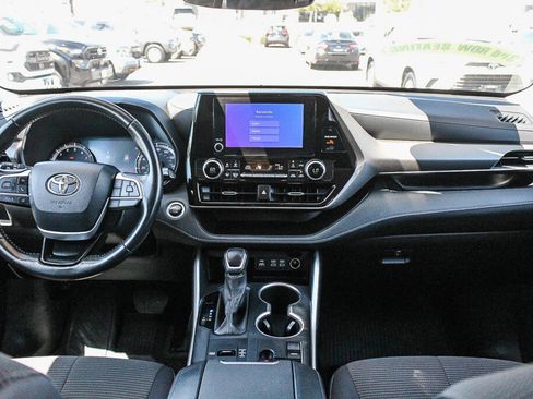 Certified 2025 Toyota Highlander LE FWD image 2