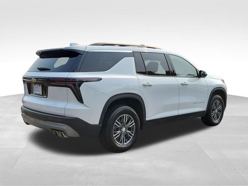 Used 2026 Chevrolet Traverse LT FWD image 4