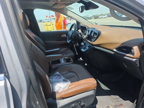 Used 2017 Chrysler Pacifica Limited FWD image 16