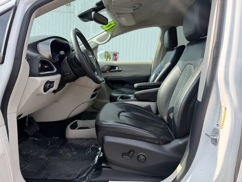 Used 2022 Chrysler Pacifica Touring-L FWD image 18