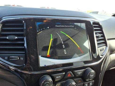 Used 2022 Jeep Grand Cherokee Laredo E image 22