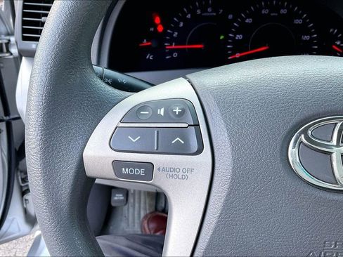 Used 2010 Toyota Camry LE image 21