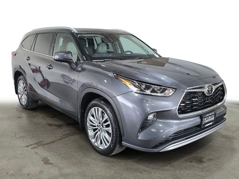 Used 2024 Toyota Highlander Platinum AWD/4WD image 3