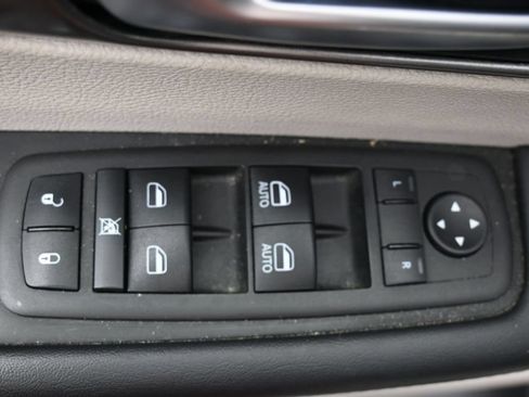 Used 2023 Chrysler Pacifica Touring-L FWD image 19