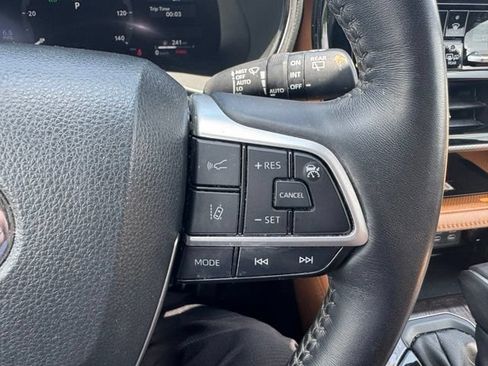 Used 2023 Toyota Highlander Platinum AWD/4WD image 26