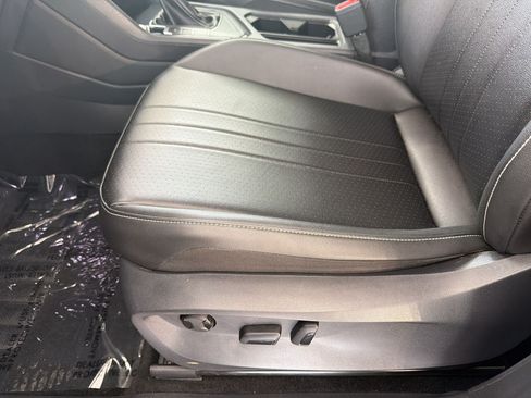 Used 2024 Volkswagen Tiguan SE FWD image 15
