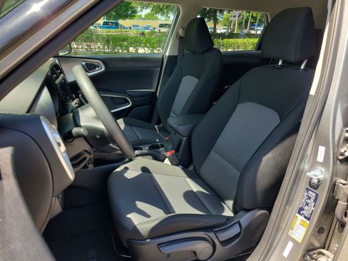 Used 2025 Kia Soul LX w/ LX Technology Package FWD image 15