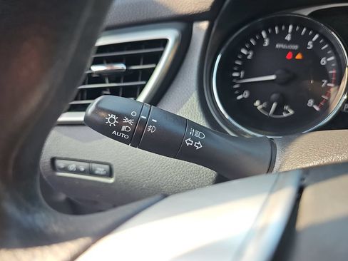 Used 2015 Nissan Rogue SV FWD image 33