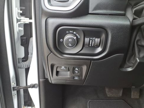 Used 2022 RAM 1500 Laramie AWD/4WD image 16