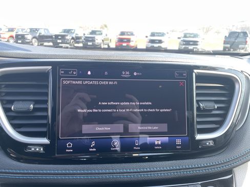 Used 2021 Chrysler Pacifica Touring-L image 19