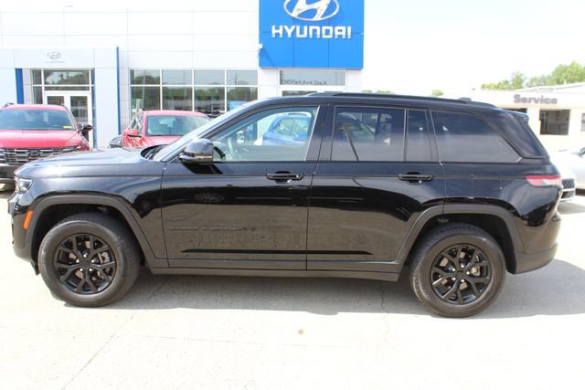 Used 2024 Jeep Grand Cherokee Altitude AWD/4WD image 2