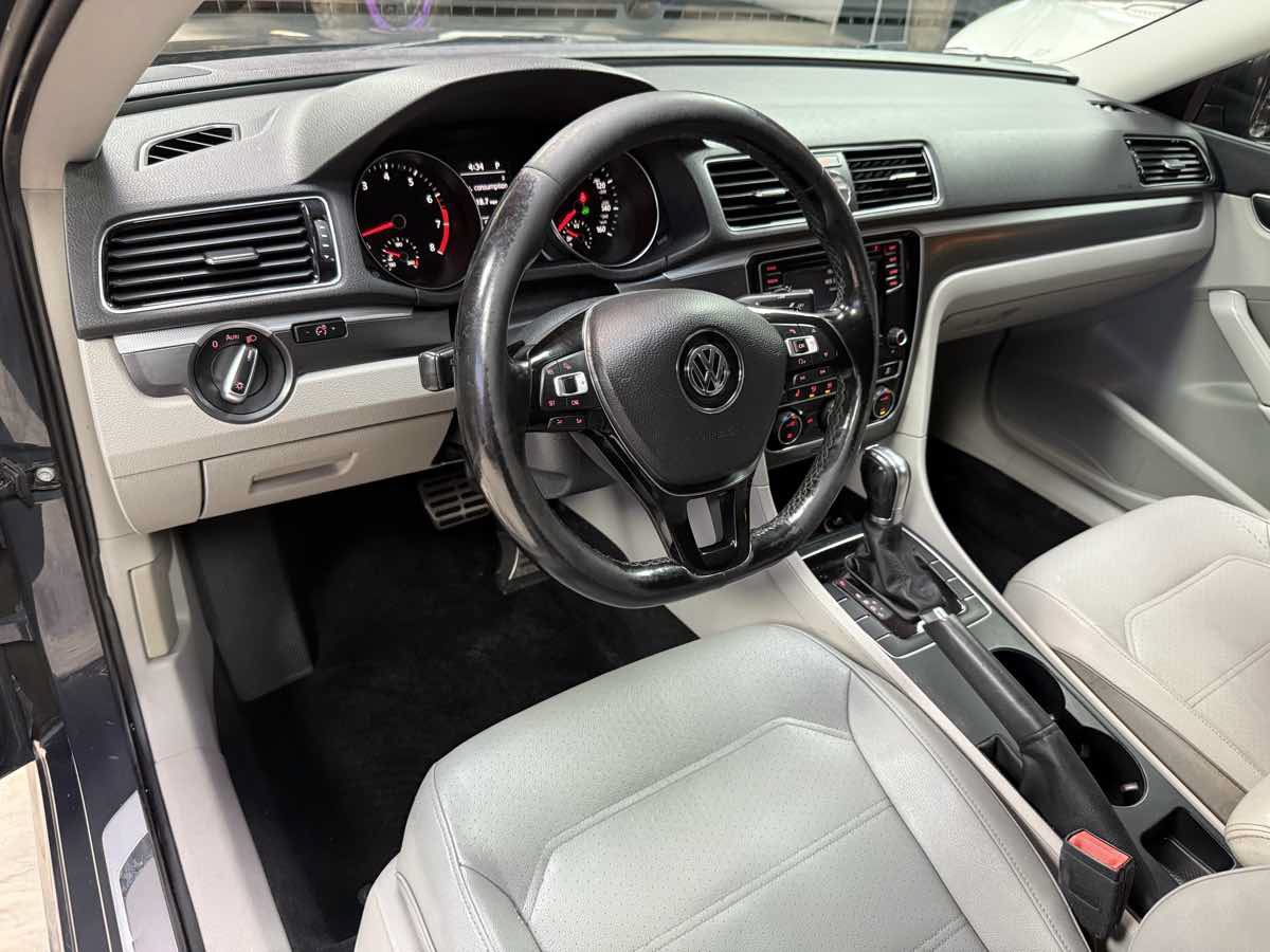 Used 2017 Volkswagen Passat 1.8T R-Line FWD image 9