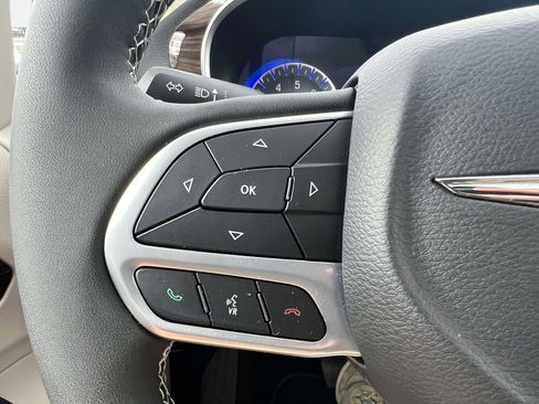 Used 2023 Chrysler Pacifica Limited FWD image 24