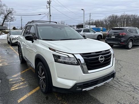 Used 2023 Nissan Pathfinder Platinum image 2