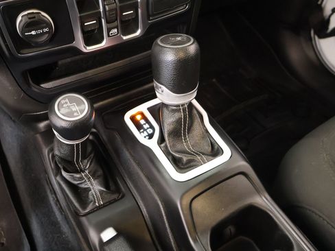 Used 2019 Jeep Wrangler Unlimited Sahara AWD/4WD image 7
