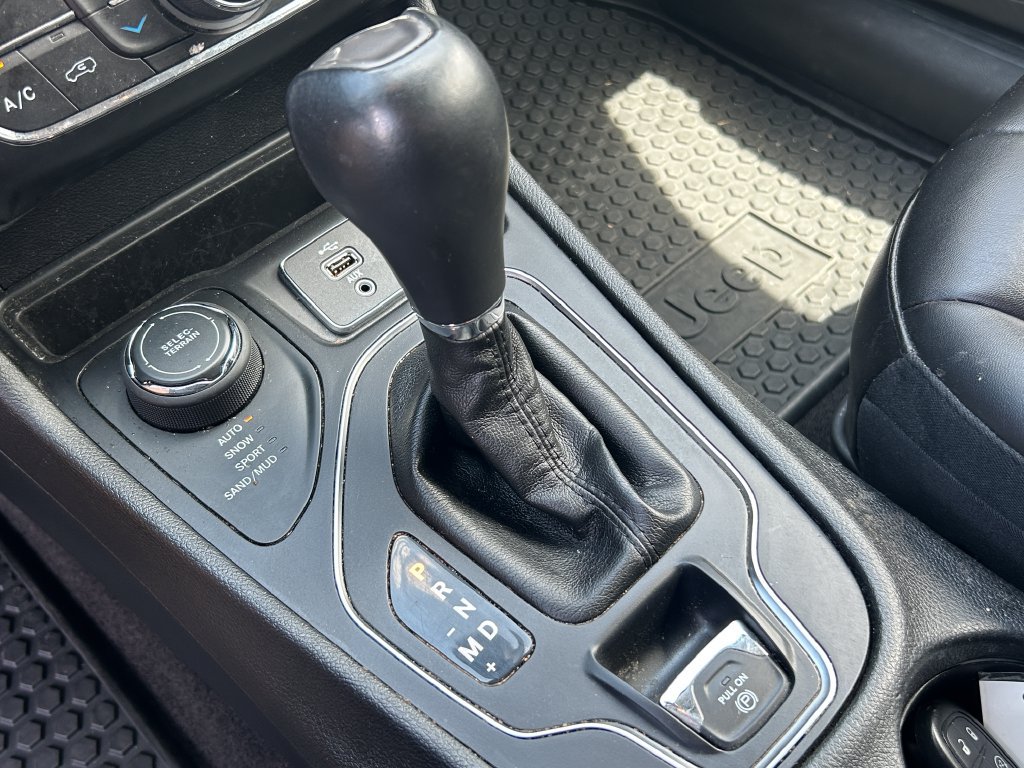Used 2019 Jeep Cherokee Latitude Plus w/ Comfort/Convenience Group AWD/4WD image 18