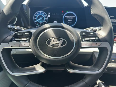 Used 2025 Hyundai Elantra Limited FWD image 15