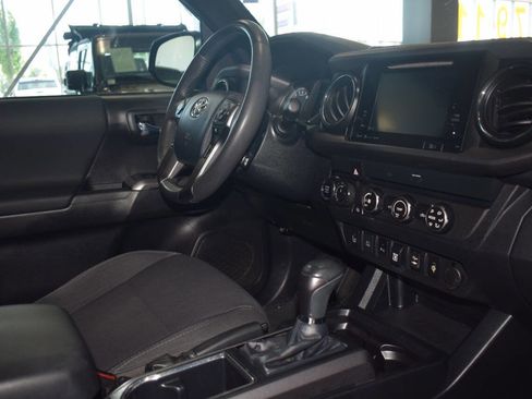 Used 2019 Toyota Tacoma TRD Off-Road w/ Technology Package AWD/4WD image 25