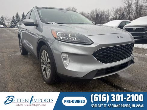 Used 2022 Ford Escape Titanium w/ Class II Trailer Tow Package image 1
