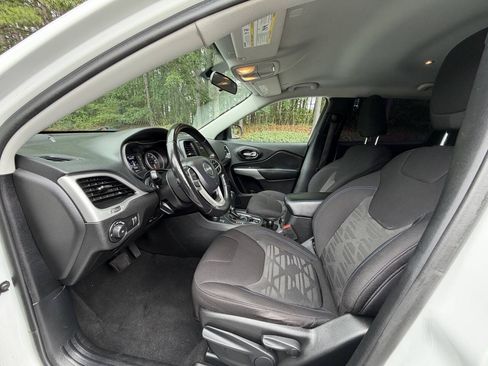 Used 2020 Jeep Cherokee Latitude AWD/4WD image 9
