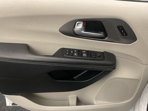 Used 2024 Chrysler Pacifica Touring-L FWD image 15