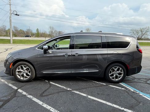 Used 2017 Chrysler Pacifica Limited w/ UConnect Theater Package image 2