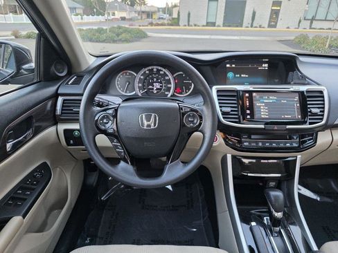 Used 2017 Honda Accord EX image 13