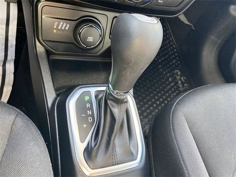 Used 2019 Jeep Renegade Latitude w/ UConnect 8.4 Nav Group image 20