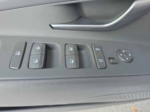 Used 2025 Hyundai Elantra SE image 25