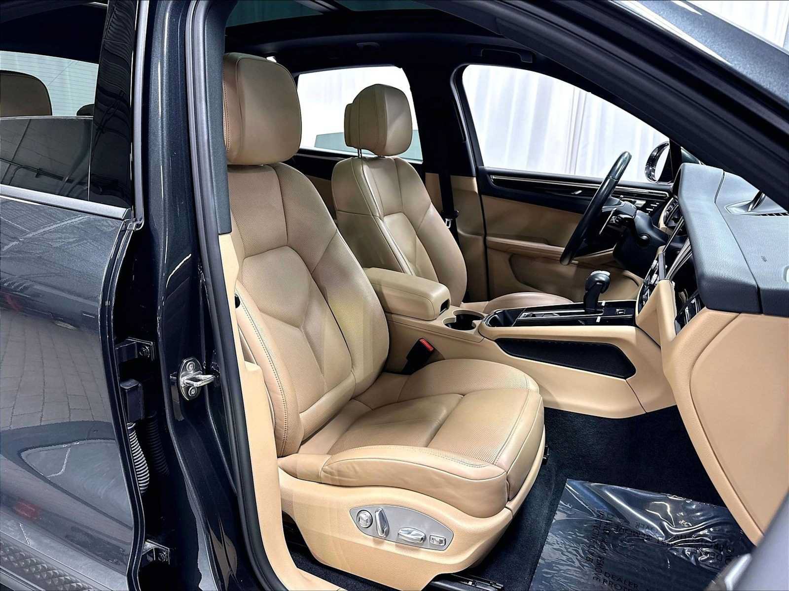 Used 2024 Porsche Macan AWD/4WD image 30