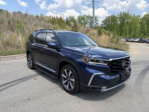 Used 2025 Honda Pilot Elite image 3