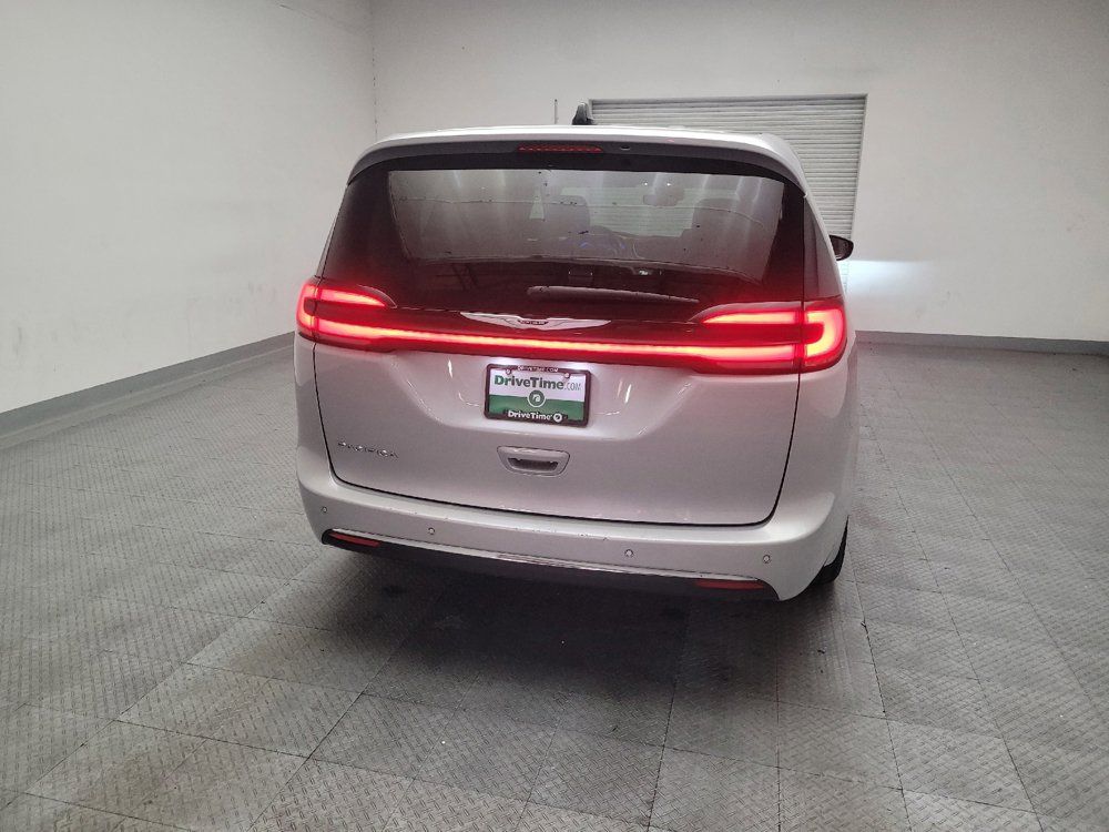 Used 2024 Chrysler Pacifica Touring-L FWD image 7