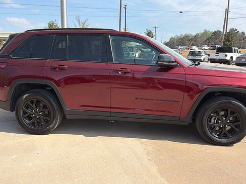 Used 2024 Jeep Grand Cherokee Altitude image 7