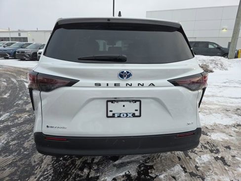 Used 2025 Toyota Sienna XLE image 7