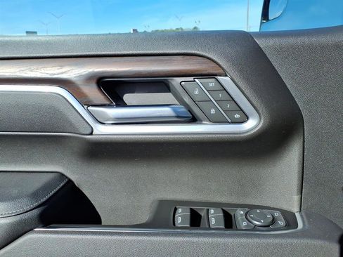 Used 2025 GMC Sierra 1500 SLT image 6