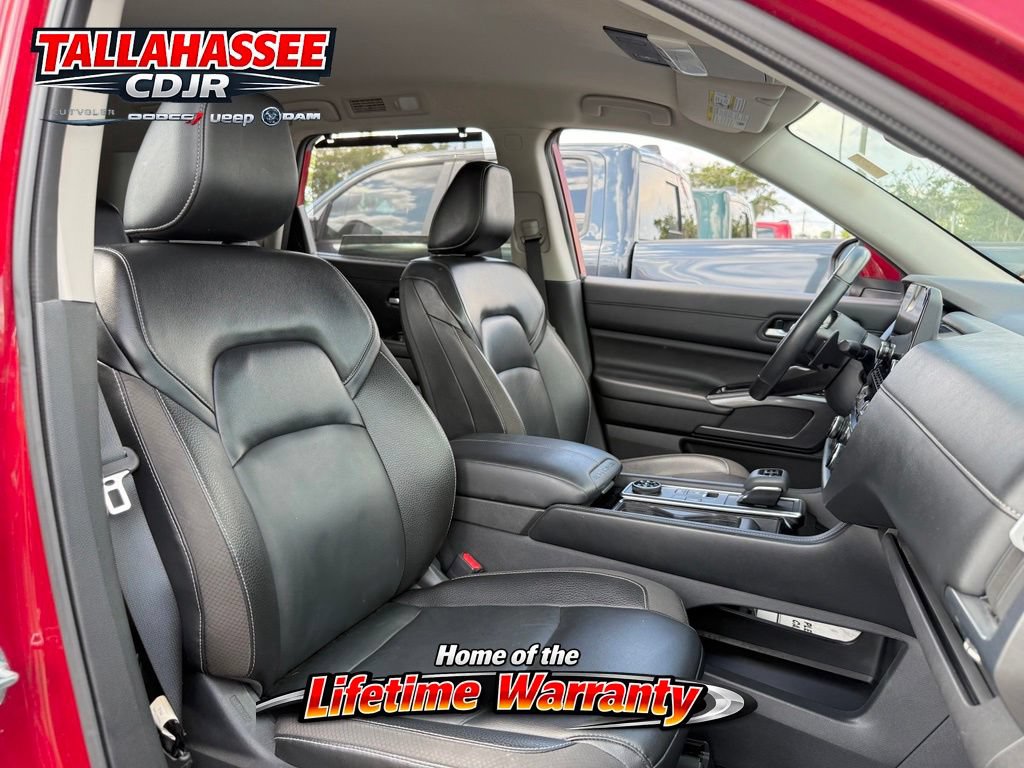 Used 2023 Nissan Pathfinder SL w/ Black Appearance Package AWD/4WD image 32