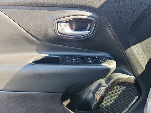 Used 2017 Jeep Renegade Altitude FWD image 12