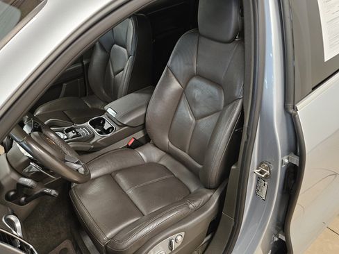 Used 2018 Porsche Cayenne Platinum Edition image 33