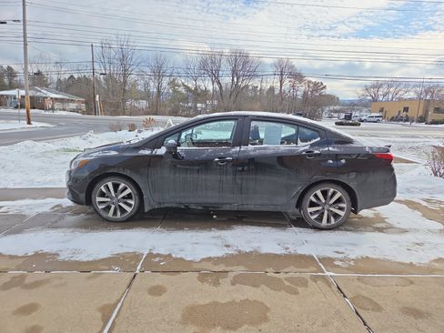 Used 2021 Nissan Versa SR image 6