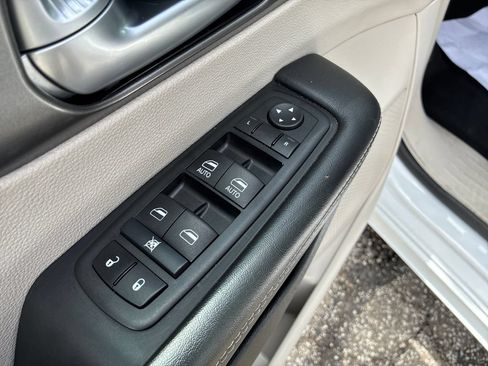 Used 2024 Chrysler Pacifica Touring-L FWD image 13