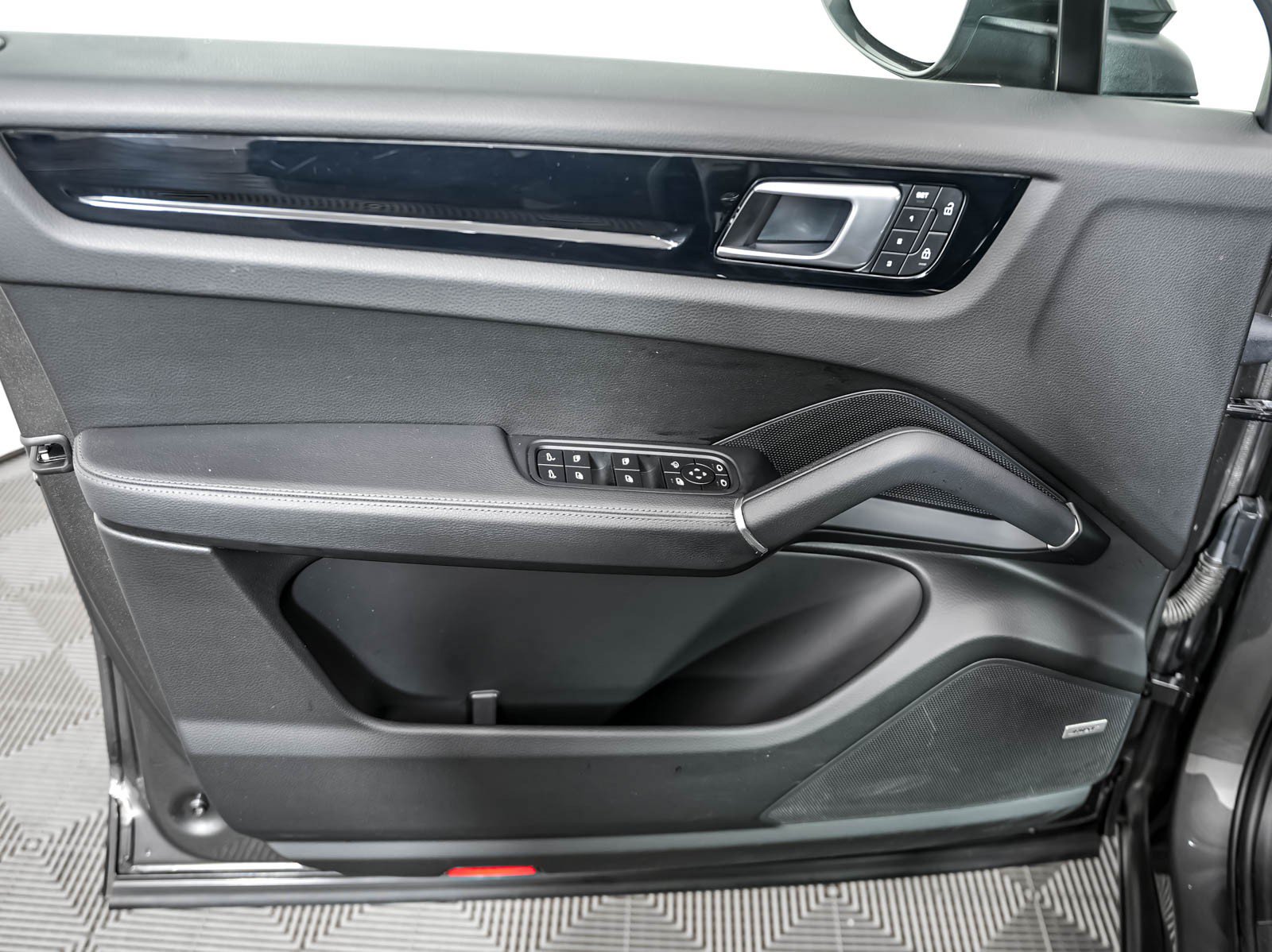 Certified 2023 Porsche Cayenne AWD/4WD image 26