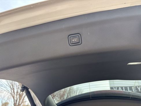 Used 2021 Buick Enclave Essence image 8