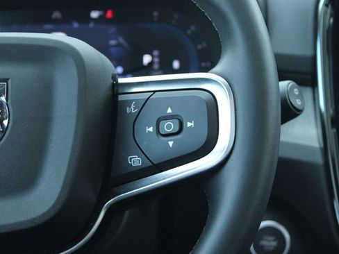 Used 2025 Volvo XC40 B5 Plus image 27