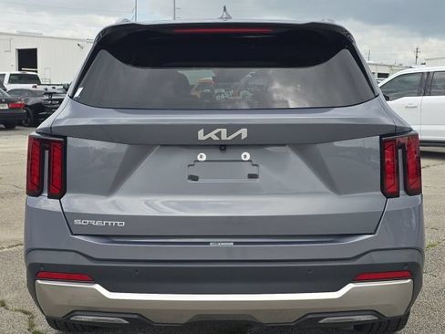 Used 2024 Kia Sorento EX w/ Panoramic Sunroof Package FWD image 4