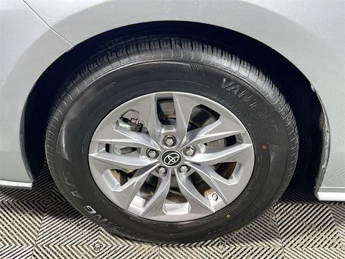 Certified 2024 Toyota Sienna LE image 33