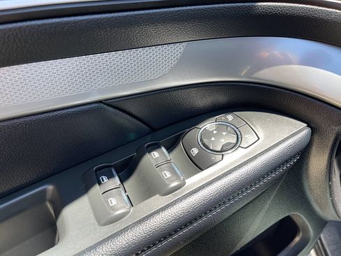 Used 2017 Ford Explorer XLT w/ Equipment Group 201A FWD image 19