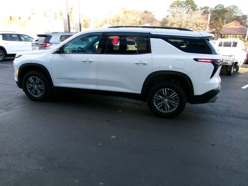 Used 2025 Chevrolet Traverse LT image 5