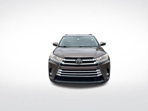 Used 2019 Toyota Highlander XLE FWD image 3