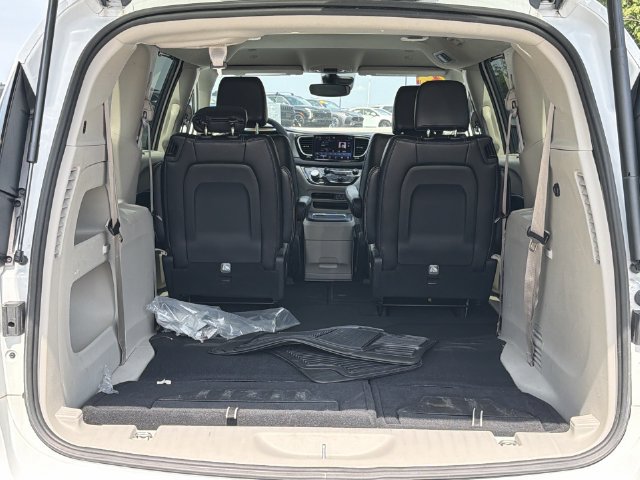 Used 2024 Chrysler Pacifica Touring-L FWD image 38