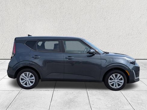 Used 2025 Kia Soul LX FWD image 2